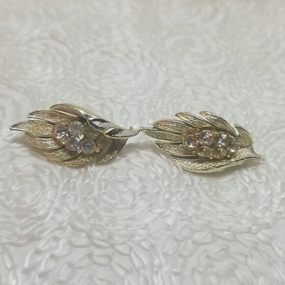 Coro Clip Earrings Rhinestone Center Gold Tone Leaf Clip Earrings Vintage - Picture 5 of 9
